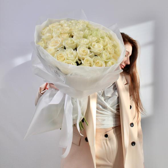 Монобукет из белых роз (в линейке в 3-ех размерах) Монобукет из белых роз (в линейке в 3-ех размерах)