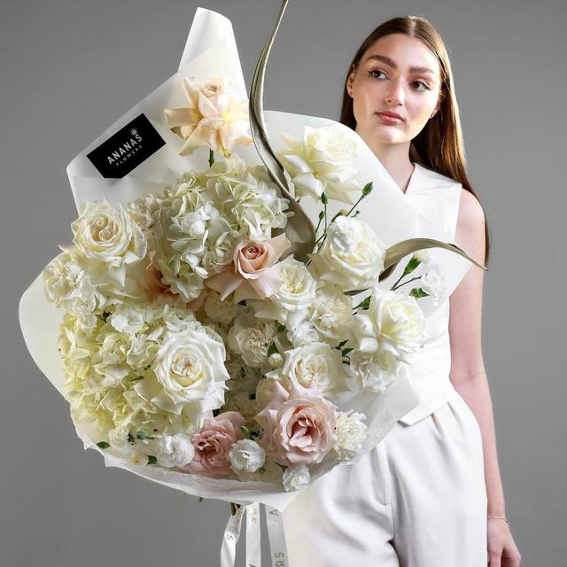 Авторский букет с белой гортензией и сортовыми розами Авторский букет с белой гортензией и сортовыми розами