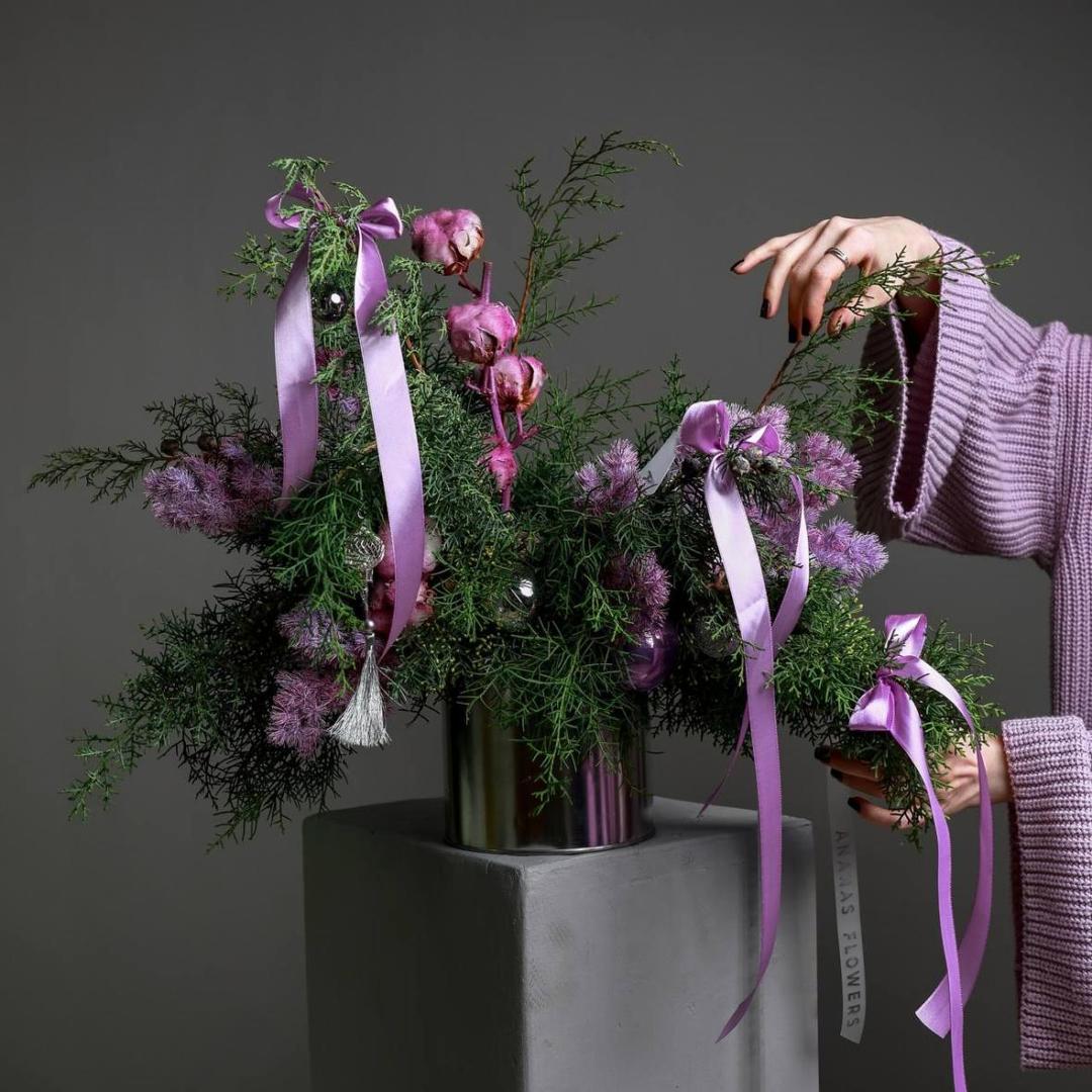 Композиция в банке с хвоей и новогодним декором в сиреневом оттенке (в двух размерах)