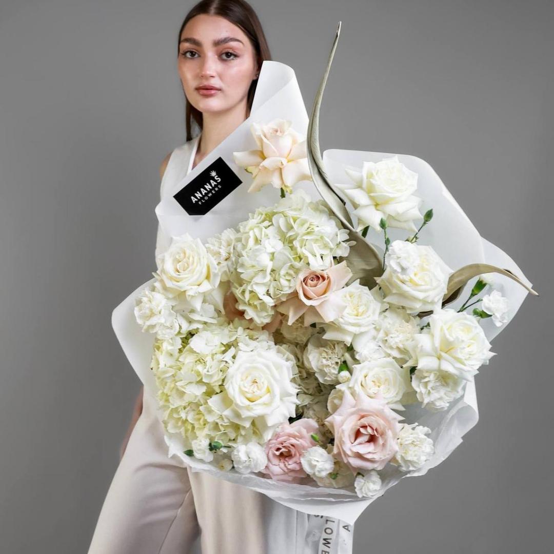 Авторский букет с белой гортензией и сортовыми розами