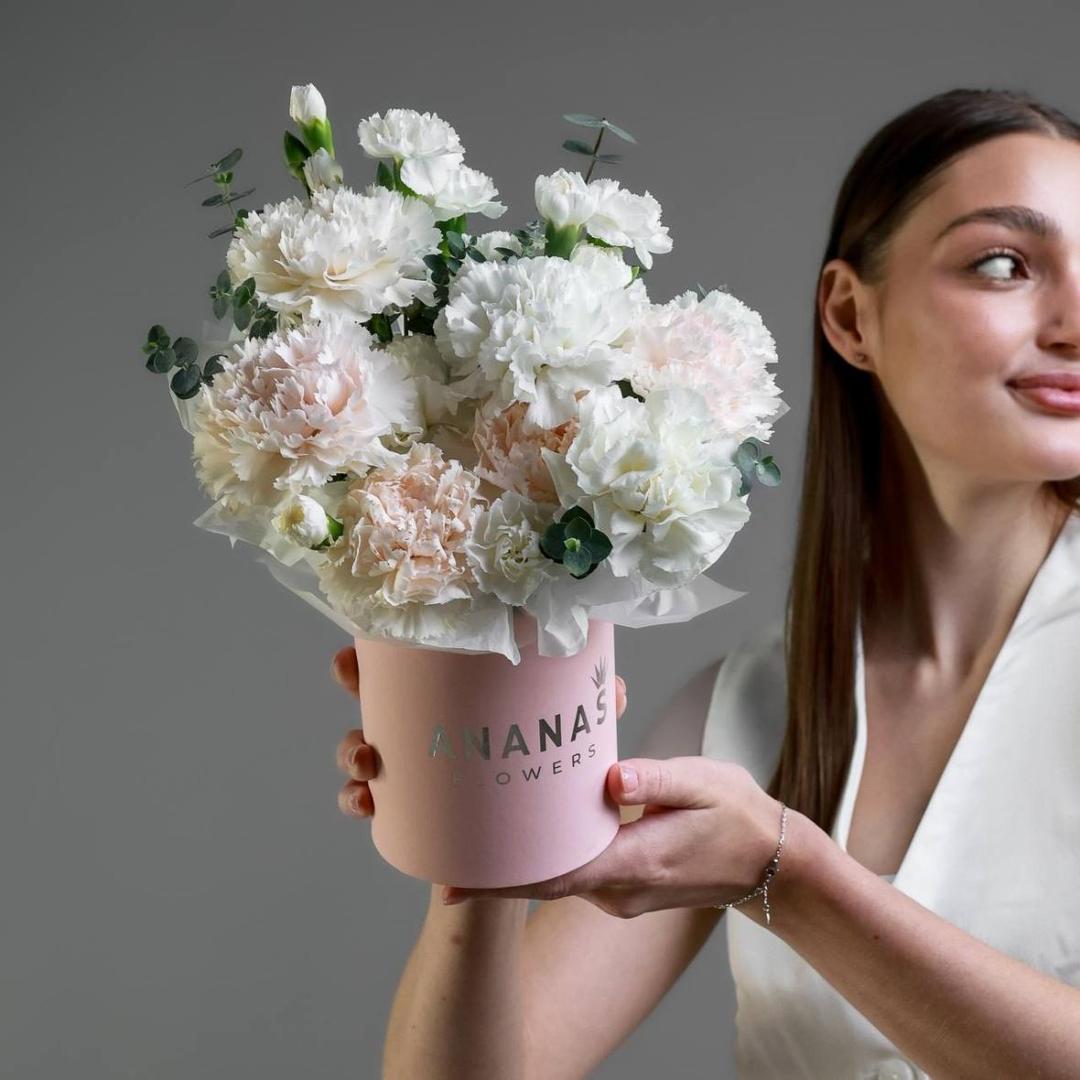 Композиция в коробке Нежные диантусы (в двух размерах)