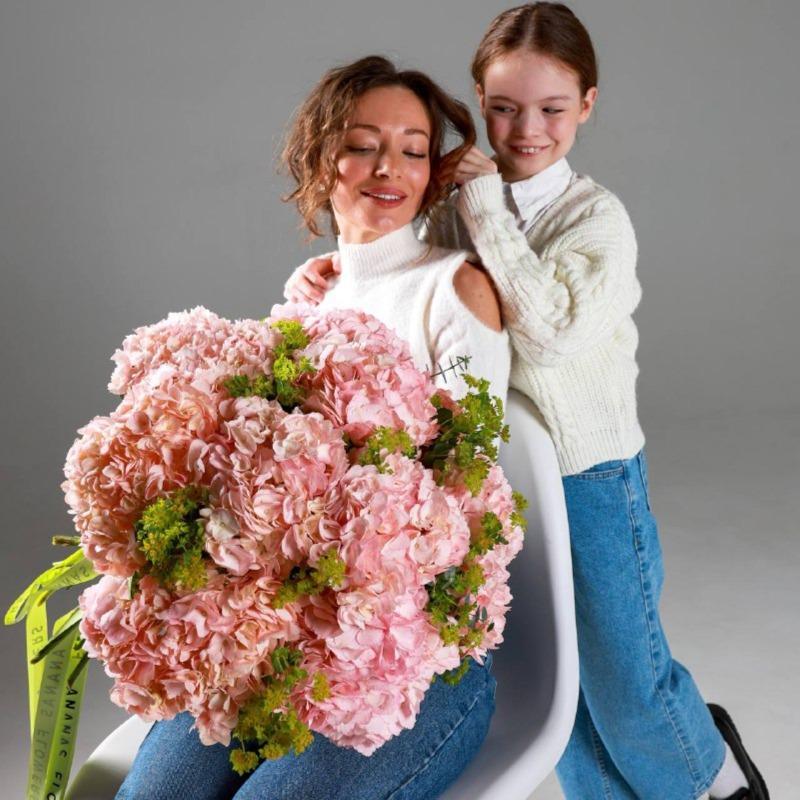 Букет с гортензией и буплерумом