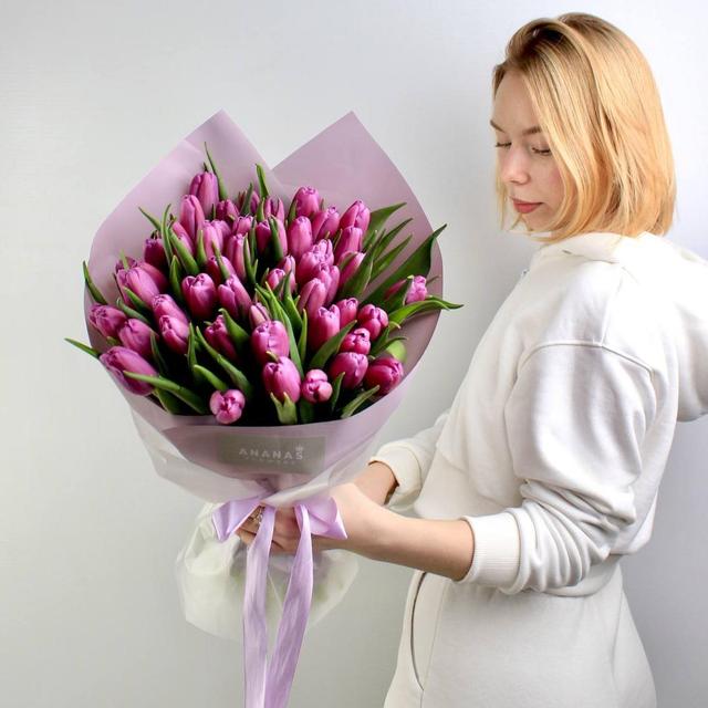 Букет из сиреневых тюльпанов в упаковке Букет из сиреневых тюльпанов в упаковке
