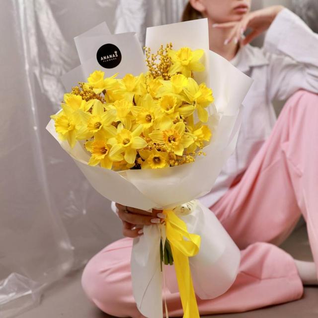 Авторский букет из солнечных нарциссов и мимозы (в двух размерах) Авторский букет из солнечных нарциссов и мимозы (в двух размерах)