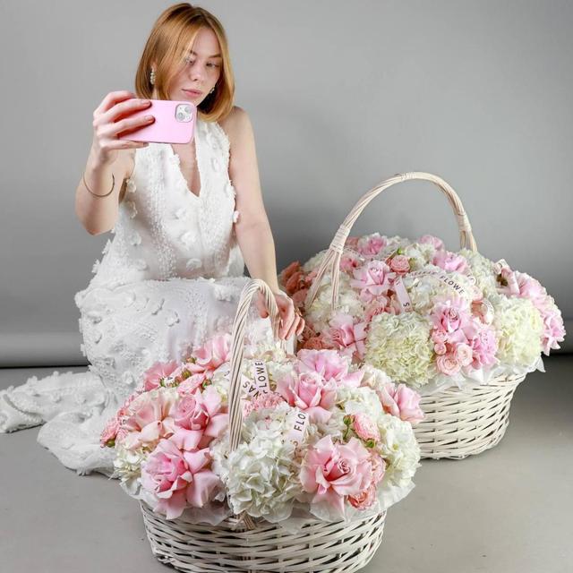 Авторская корзина из нежных роз и гортензий (в двух размерах) Авторская корзина из нежных роз и гортензий (в двух размерах)
