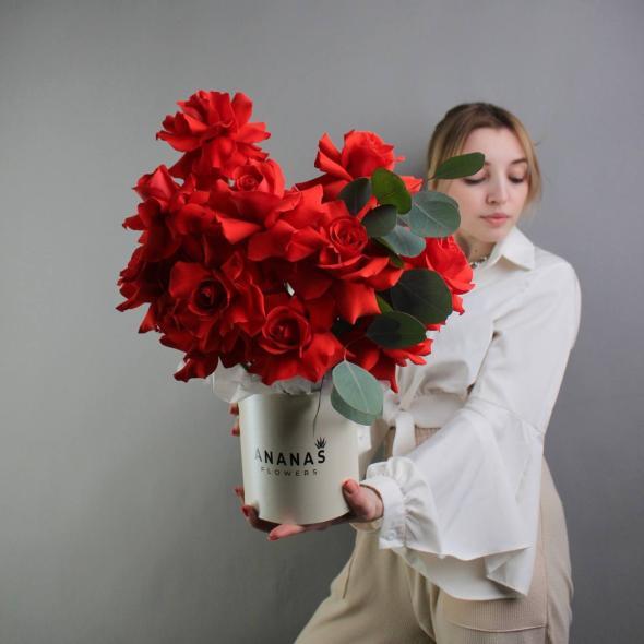 Композиция из алых вывернутых роз Композиция из алых вывернутых роз