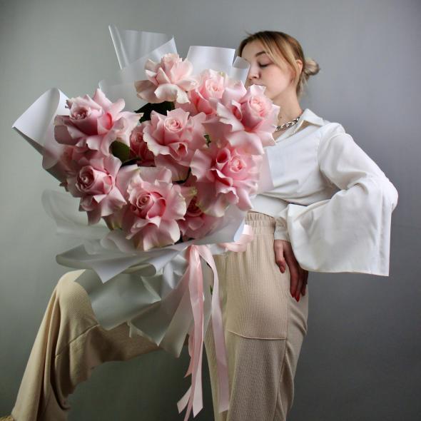 Монобукет из нежно-розовых вывернутых роз Монобукет из нежно-розовых вывернутых роз