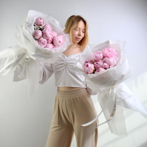 МОНОБУКЕТ ИЗ НЕЖНО-РОЗОВЫХ ПИОНОВ (в 2-х размерах) МОНОБУКЕТ ИЗ НЕЖНО-РОЗОВЫХ ПИОНОВ (в 2-х размерах)