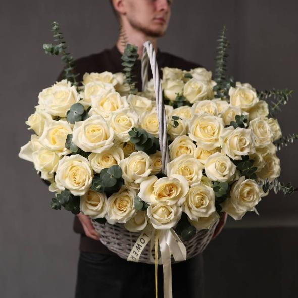 Корзина белых роз с эвкалиптом Корзина белых роз с эвкалиптом