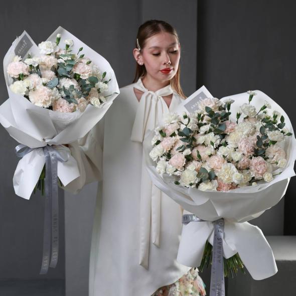 Авторский букет из диантусов и эвкалипта (в 3-х размерах) Авторский букет из диантусов и эвкалипта (в 3-х размерах)