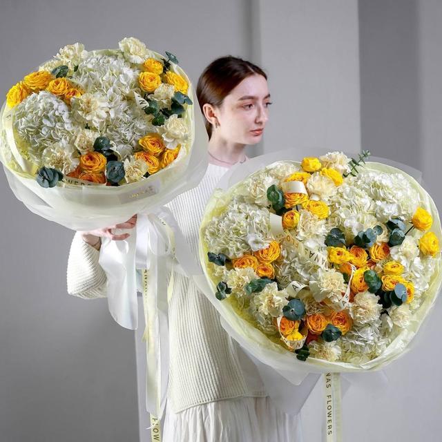 Круглый букет с гортензией и кустовыми розами (в двух размерах) Круглый букет с гортензией и кустовыми розами (в двух размерах)