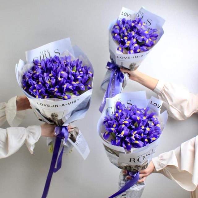 Монобукет из ирисов (в линейке в 3-х размерах) Монобукет из ирисов (в линейке в 3-х размерах)