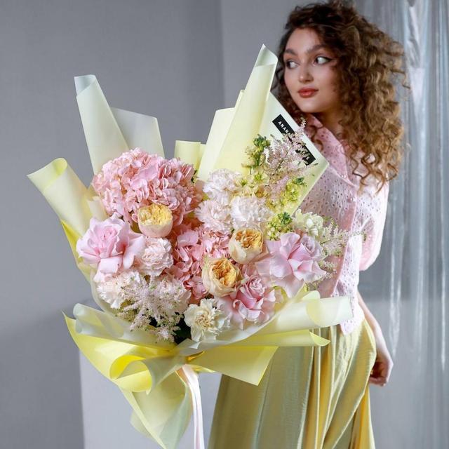 Авторский букет с сортовыми розами и гортензией Авторский букет с сортовыми розами и гортензией