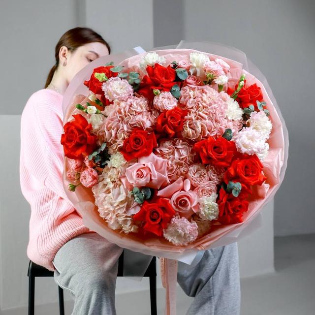 Авторский круглый букет с гортензией и розами (в двух размерах) Авторский круглый букет с гортензией и розами (в двух размерах)