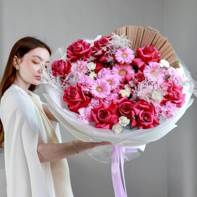 Авторский круглый букет с малиновыми розами (в двух размерах) Авторский круглый букет с малиновыми розами (в двух размерах)