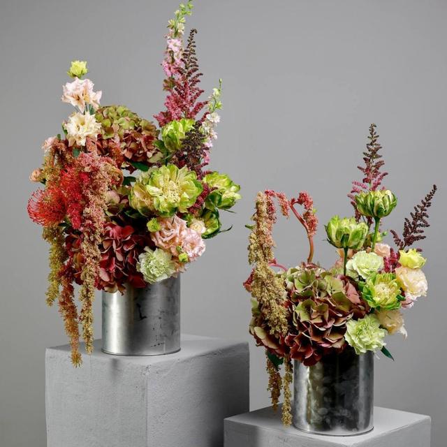 Композиция в банке с гортензией и сортовой розой (в двух размерах) Композиция в банке с гортензией и сортовой розой (в двух размерах)