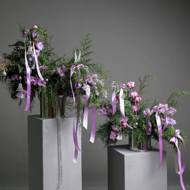 Композиция в банке с хвоей и новогодним декором в сиреневом оттенке (в двух размерах) Композиция в банке с хвоей и новогодним декором в сиреневом оттенке (в двух размерах)