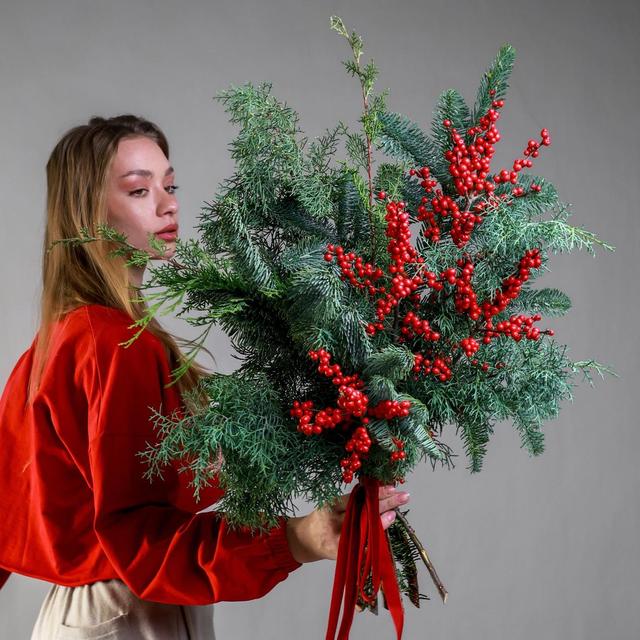 Зимний букет с хвоей и илексом Зимний букет с хвоей и илексом