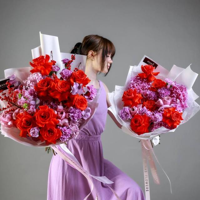 Авторский букет с сортовыми розами Nina и стабилизированной гортензией (в двух размерах) Авторский букет с сортовыми розами Nina и стабилизированной гортензией (в двух размерах)