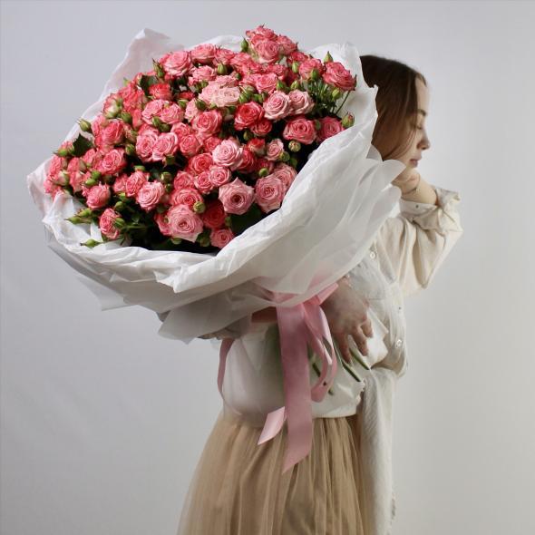 Монобукет из кустовых роз (в линейке 2 размера) Монобукет из кустовых роз (в линейке 2 размера)