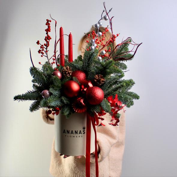 Новогодняя композиции со свечами и украшениями в красных тонах Новогодняя композиции со свечами и украшениями в красных тонах