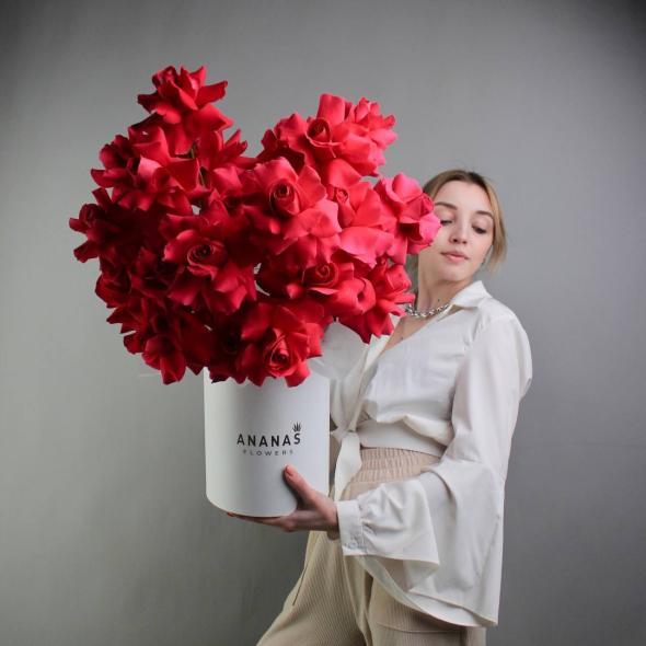 Композиция из малиновых вывернутых роз Композиция из малиновых вывернутых роз