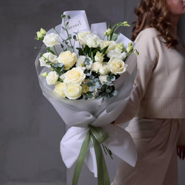 Авторский букет из роз и эустомы (в 2-х размерах) Авторский букет из роз и эустомы (в 2-х размерах)