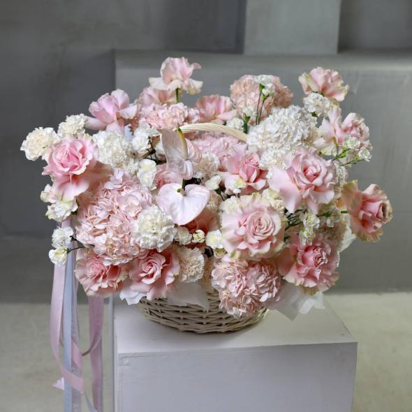 Авторская композиция из нежных роз в корзине Авторская композиция из нежных роз в корзине