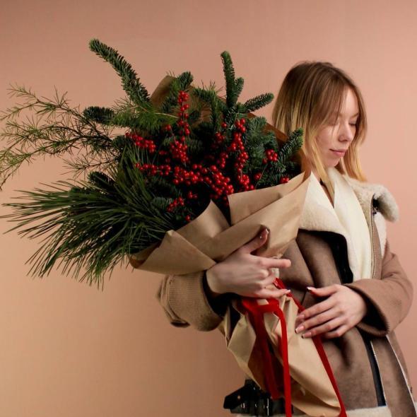 Авторский букет из хвои и илекса Авторский букет из хвои и илекса