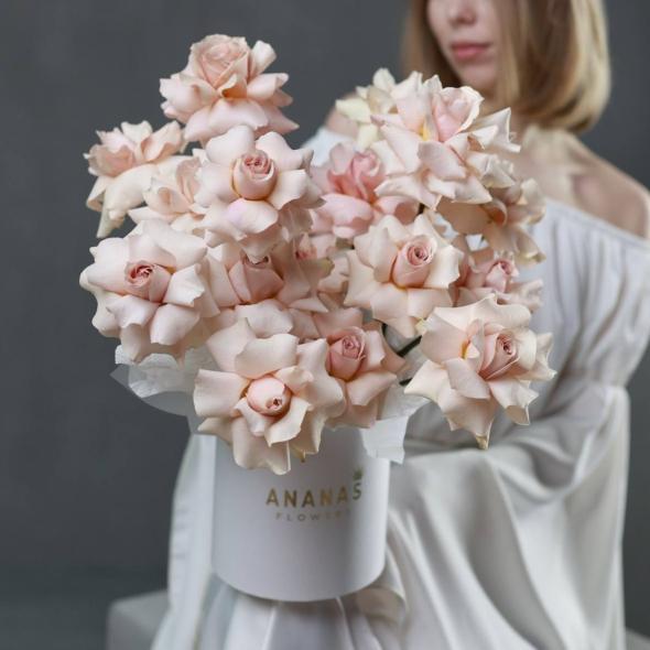 Композиция из вывернутых роз в кремовом оттенке Композиция из вывернутых роз в кремовом оттенке