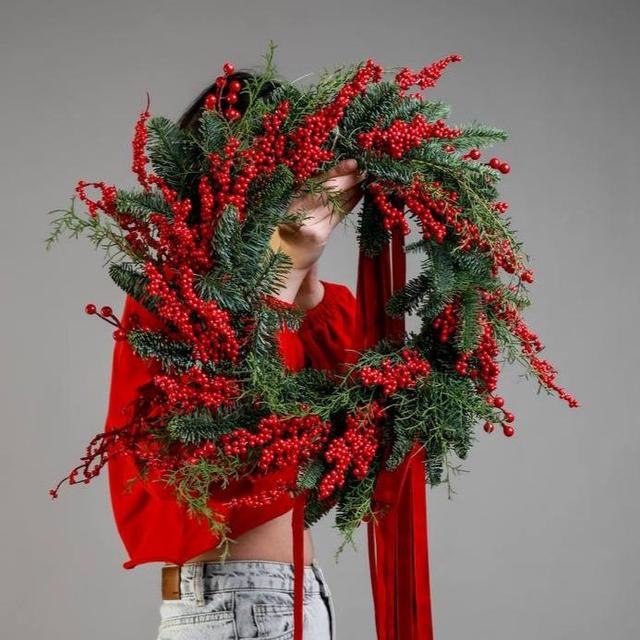 Новогодний венок с хвоей и красным илексом Новогодний венок с хвоей и красным илексом