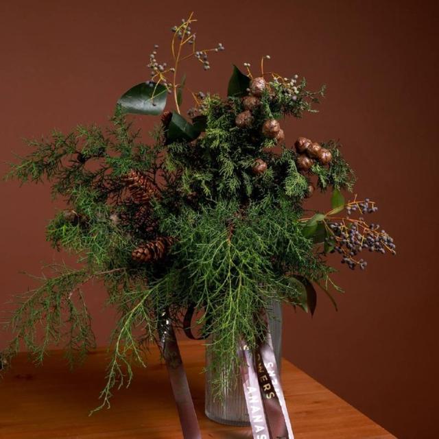Букет с хвоей и новогодним декором Трюфель Букет с хвоей и новогодним декором Трюфель